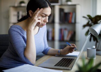 Worried young woman working on laptop at home 1221479965 5a1173eda99c4bc4828d24a62903195d.jpg