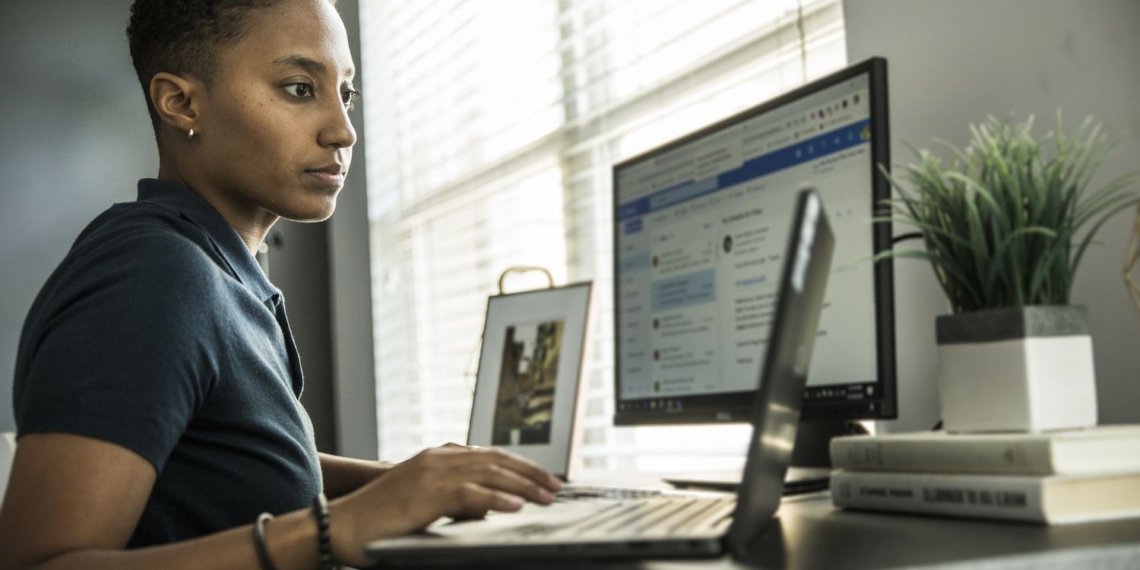 Young woman working on desktop computer at home 1252473576 26a0e38c9e4b4a63a5af77d86ae4eb9d.jpg