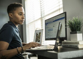Young woman working on desktop computer at home 1252473576 26a0e38c9e4b4a63a5af77d86ae4eb9d.jpg