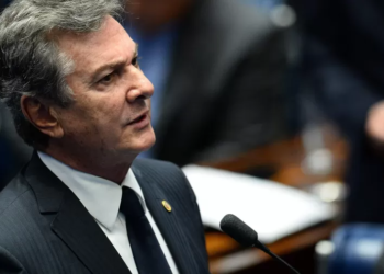 Collor durante votacao do impeachment de dilma em 2016 1745606274719 v2 900x506.jpg